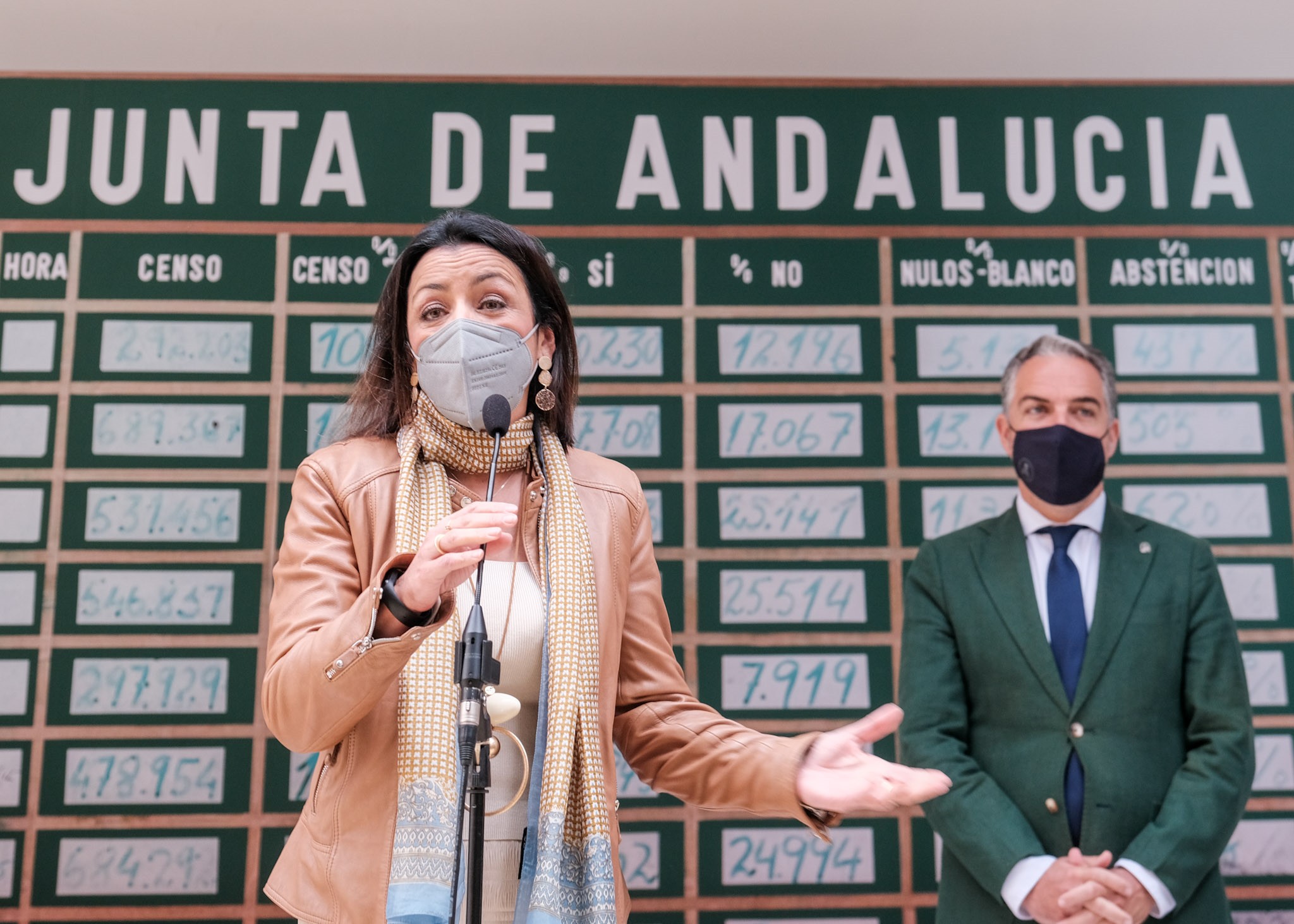     La presidenta del Parlamento, Marta Bosquet, interviene ante la rplica de la pizarra utilizada para el recuento del referndum del 28-F donada por el Centro de Estudios Andaluces