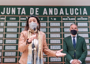     La presidenta del Parlamento, Marta Bosquet, interviene ante la rplica de la pizarra utilizada para el recuento del referndum del 28-F donada por el Centro de Estudios Andaluces