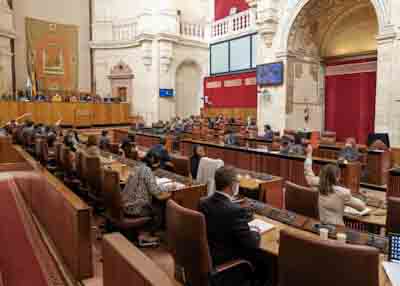     Los diputados del Parlamento de Andaluca votan una de las proposiciones no de ley de la pasada sesin plenaria