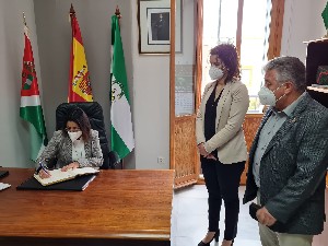  La presidenta del Parlamento, Marta Bosquet, firma en el Libro de Honor del Ayuntamiento de Benahadux (Almera)