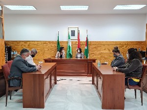  La presidenta del Parlamento conversa con los miembros de la corporacin municipal de Benahadux