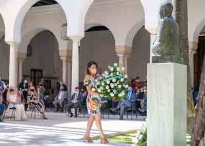 La presidenta del Parlamento, Marta Bosquet, deposita un ramo de flores ante el busto de Blas Infante 