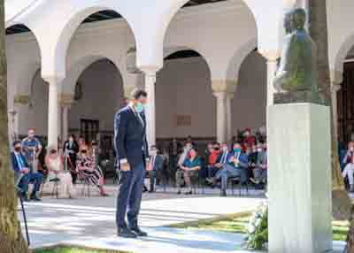 El presidente de la Junta de Andaluca, Juan Manuel Moreno, tras depositar la ofrenda floral 