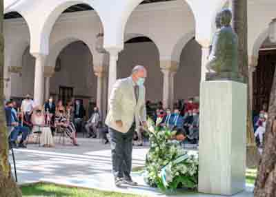 Javier Delms Infante deposita el ramo de la Fundacin Blas Infante ante el busto de su abuelo