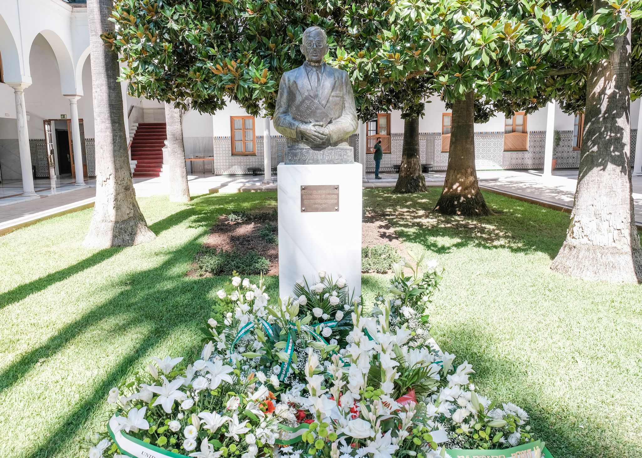           El busto de Blas Infante situado en el Patio del Recibimiento del Parlamento de Andaluca con la ofrenda floral de instituciones y grupos parlamentarios 