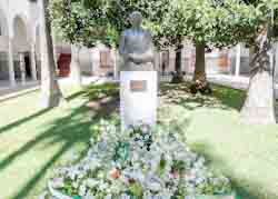           El busto de Blas Infante situado en el Patio del Recibimiento del Parlamento de Andaluca con la ofrenda floral de instituciones y grupos parlamentarios 