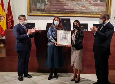  Marta Bosquet, presidenta del Parlamento, recoge el premio extraordinario CEU Fernando III al Pueblo Andaluz  