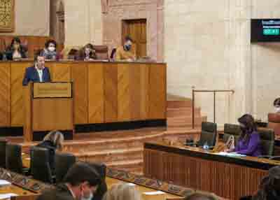 Jos Luis Ruiz, diputado del Grupo Parlamentario Socialista, se dirige a la consejera de Igualdad 