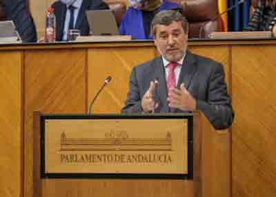 Alfonso Candn, del Grupo Parlamentario Popular, interviene durante el debate de un decreto ley 