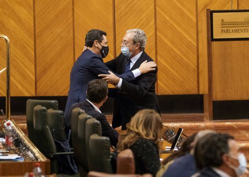 El presidente de la Junta, Juan Manuel Moreno, felicita al consejero Rogelio Velasco tras la aprobacin del Proyecto de Ley por el que se crea la agencia TRADE