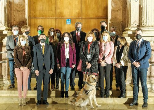   Foto de familia tras la aprobacin del proyecto de ley sobre perros gua 