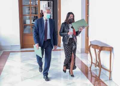 La presidenta del Parlamento, Marta Bosquet, y el letrado mayor de la Cámara, Ángel Marrero, se dirigen a la Junta de Portavoces 