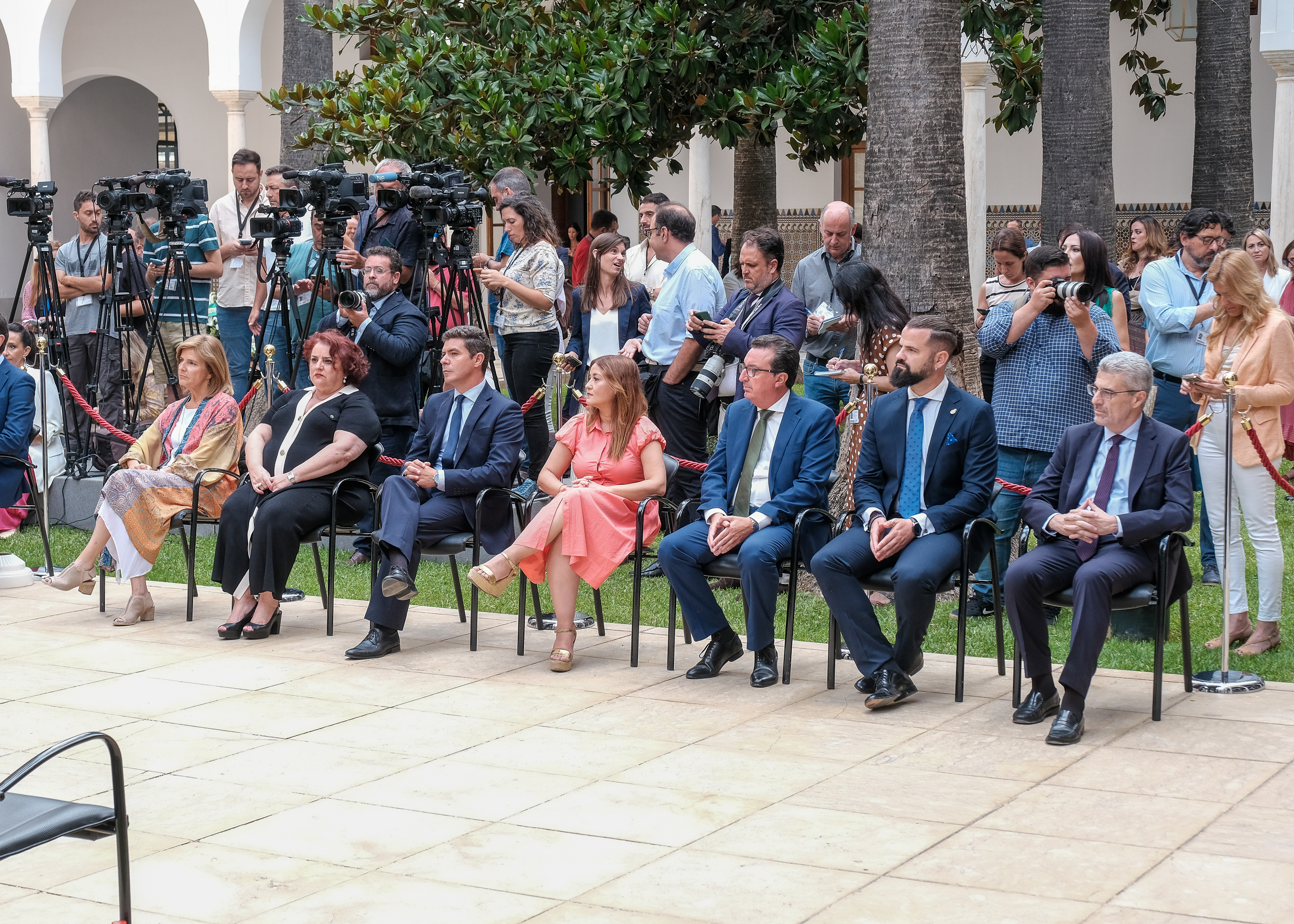Miembros de la Mesa de la Diputacin Permanente del Parlamento de Andaluca durante el acto