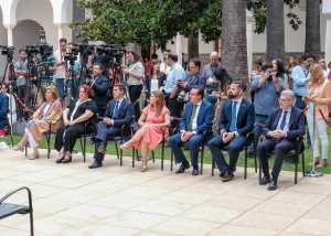 Miembros de la Mesa de la Diputacin Permanente del Parlamento de Andaluca durante el acto