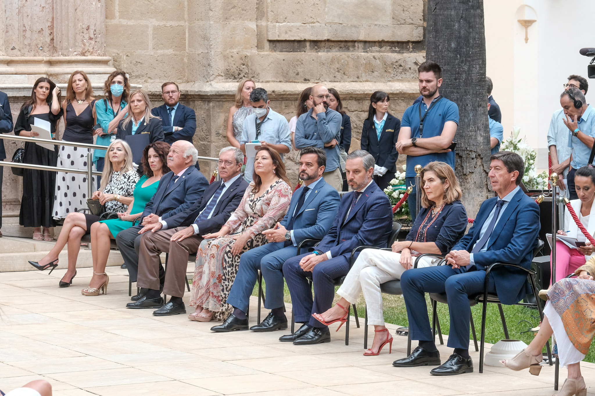 Los miembros del Consejo de Gobierno en funciones de la Junta de Andaluca durante la ofrenda floral