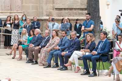 Los miembros del Consejo de Gobierno en funciones de la Junta de Andaluca durante la ofrenda floral