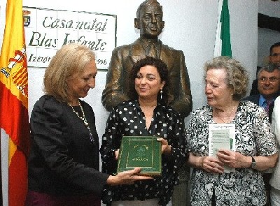 Coves entrega un ejemplar del Estatuto de Autonoma a Antonia Morera, alcaldesa de Casares, en presencia de M ngeles Infante
