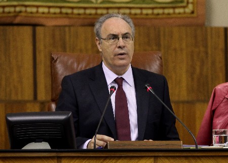 El presidente del Parlamento, Juan Pablo Durán, da lectura a la Declaración Institucional sobre menores refugiados