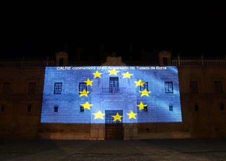 La bandera de Europa, proyectada en la fachada principal del Parlamento de Andalucía