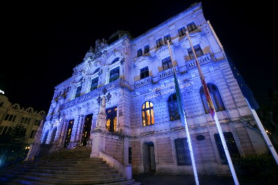 La sede de la Junta General del Principado de Asturias, iluminada para conmemorar el 60 aniversario del Tratado de Roma