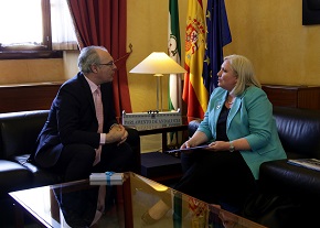 El presidente del Parlamento, Juan Pablo Durán, conversa en el Salón de Protocolo con Jennifer Nyberg, responsable del Banco de Alimentos