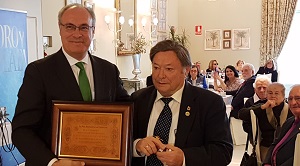 Juan Pablo Durán recibe una placa conmemorativa