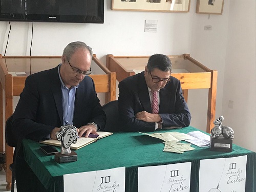 Juan Pablo Durán firma en el Libro de Honor del Ayuntamiento de Vélez-Málaga antes del acto