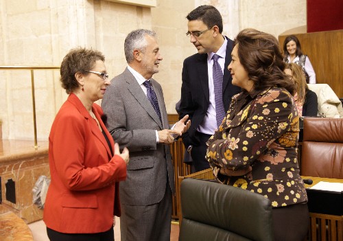 El presidente de la Junta de Andaluca y las consejeras de Hacienda y Presidencia, con el portavoz del Grupo Socialista