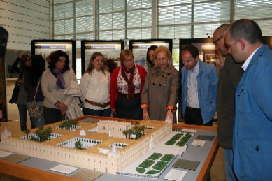 La presidenta del Parlamento andaluz, Fuensanta Coves, comenta al alcalde de Valverde del Camino, Miguel �ngel Dom�nguez, y a varios miembros de la corporaci�n municipal que la maqueta de la sede del Parlamento ayuda a hacerse una idea del valor arquitect�nico del edificio renacentista.