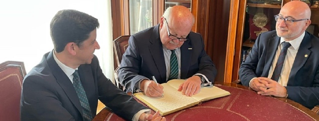 Jesús Aguirre firma en el libro de honor del ayuntamiento de Ayamonte en presencia de su alcalde