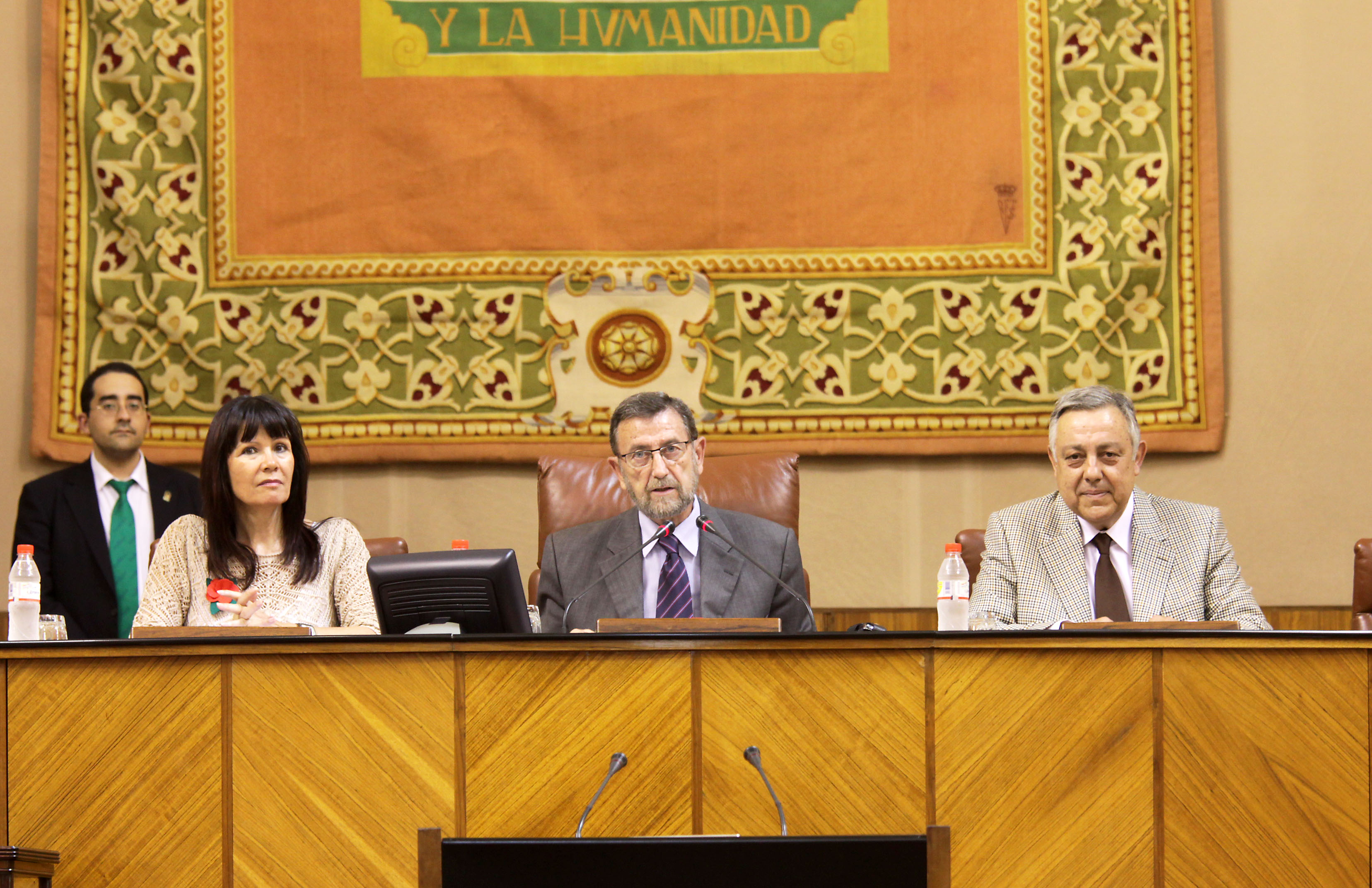 La consejera de Igualdad, el vicepresidente del Parlamento y el vicepresidente de Aldeas Infantiles, en la presentacin del Pleno