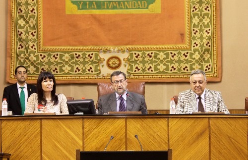 La consejera de Igualdad, el vicepresidente del Parlamento y el vicepresidente de Aldeas Infantiles, en la presentacin del Pleno