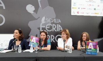 De izquierda a derecha: La diputada auton�mica popular por C�rdoba, Rafaela Obrero, la periodista Isabel G�mez, la concejal de IULV-CA en el Ayuntamiento de C�rdoba, Alba Doblas, y la diputada auton�mica socialista por  Huelva y exconsejera de Medio Ambiente, Cinta Castillo, durante la tertulia sobre el libro editado por el Parlamento andaluz 'Diputadas'.