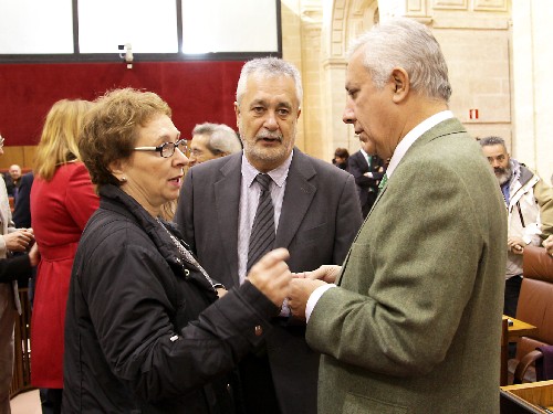 La consejera de Hacienda, el presidente de la Junta de Andaluca y el presidente del Grupo parlamentario Popular conversan antes del debate final del proyecto de Ley del Presupuesto