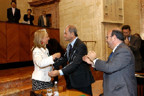 La presidenta del Parlamento, Fuensanta Coves, felicita a Chaves tras su investidura