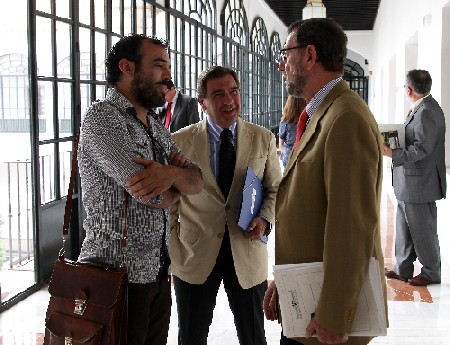Jos� Manuel Mariscal y Jos� Luis Rodr�guez conversan con el presidente del Parlamento, Manuel Gracia