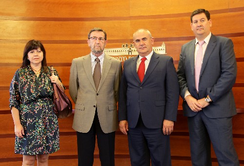 El presidente del Parlamento, Manuel Gracia, con el presidente de CEPES-A, Antonio Romero, el vicepresidente, Jos� Mar�a Algora, y la tesorera Mar�a �ngeles L�pez