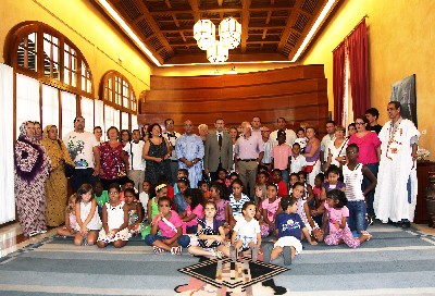 El presidente del Parlamento, Manuel Gracia, recibe en el Saln de Protocolo la visita de un grupo de nios saharauis y a sus familias de acogida