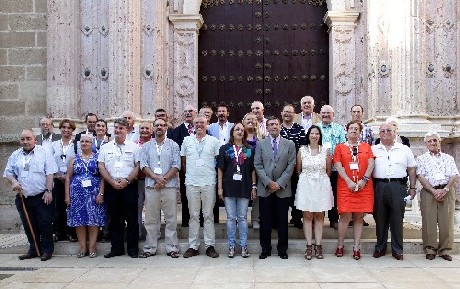 Los participantes en la jornada sobre derechos sociales, laborales y civiles de la misma Plataforma 'Compromiso Social para el Progreso', en la puerta del Salón de Plenos