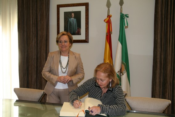 Fuensanta Coves firma en el libro de honor de la Diputación de Huelva ante su presidenta Petronila Guerrero
