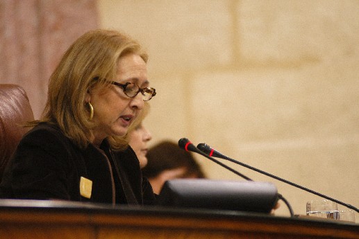 La presidenta, Fuensanta Coves, durante la lectura de la declaración