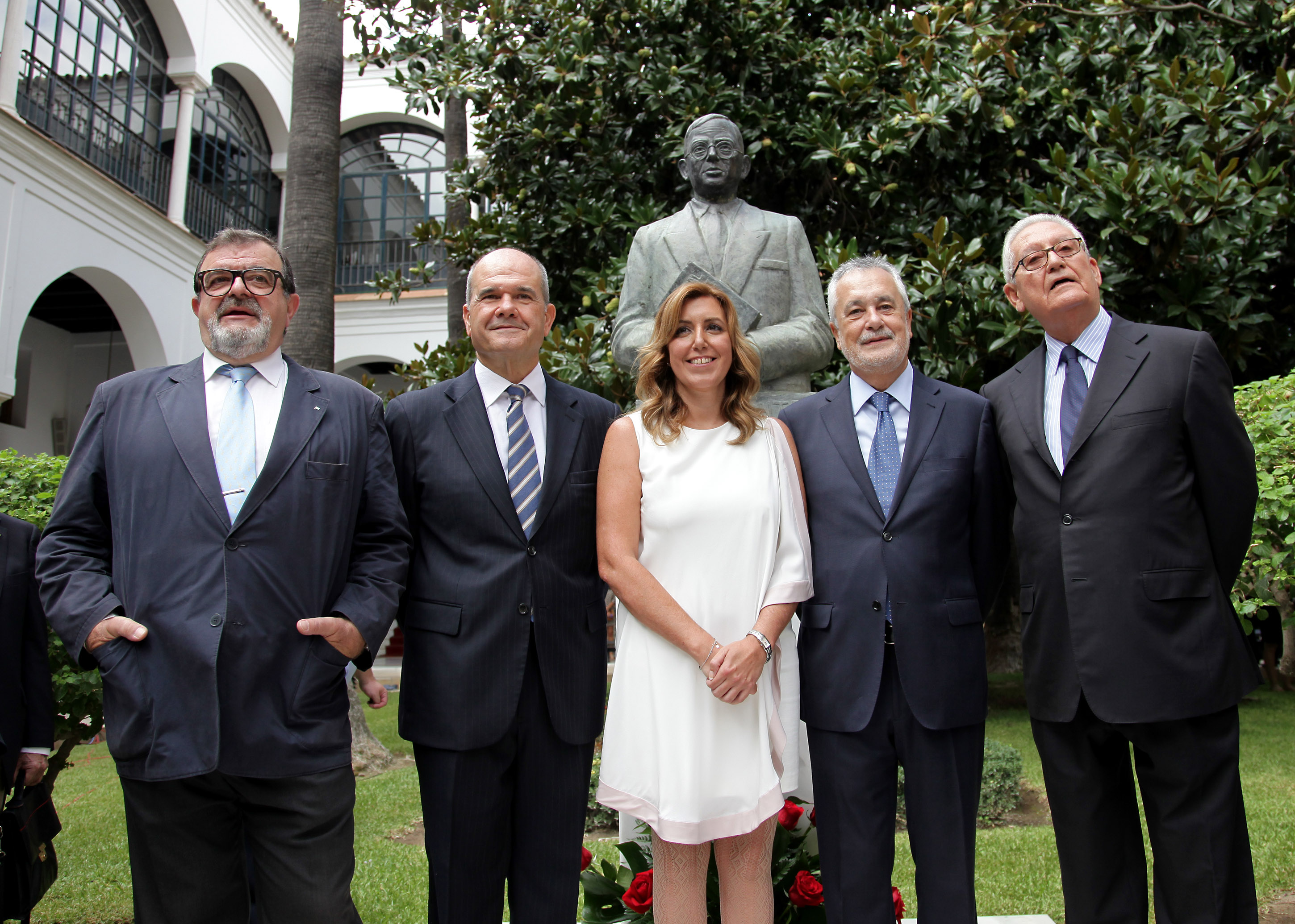 Susana Daz, con los cuatro ex presidentes de la Junta de Andaluca, que asistieron al acto de toma de posesin