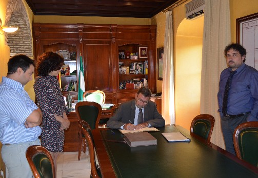 Manuel Gracia firma en el libro de honor de Fuente Palmera, municipio cordobs afectado por las inundaciones del 29 de agosto