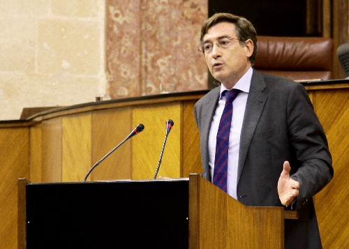 Rafael Carmona, del Grupo parlamentario Popular, durante su debate con el consejero de Economa