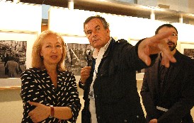 Coves y Barbey visitan la muestra tras el acto de inauguraci�n junto a �scar Romero, portavoz del Festival SevillaFoto 2009