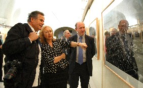 La presidenta del Parlamento de Andaluc�a y el autor se detienen en una de las fotograf�as de la muestra.