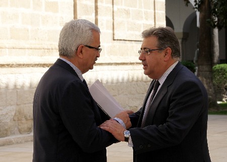 Manuel Jimnez Barrios y Juan Ignacio Zoido conversan junto al Saln de Plenos