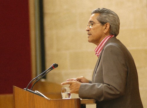 El portavoz de IULV-CA Pedro Vaquero presenta la postura de su Grupo parlamentario