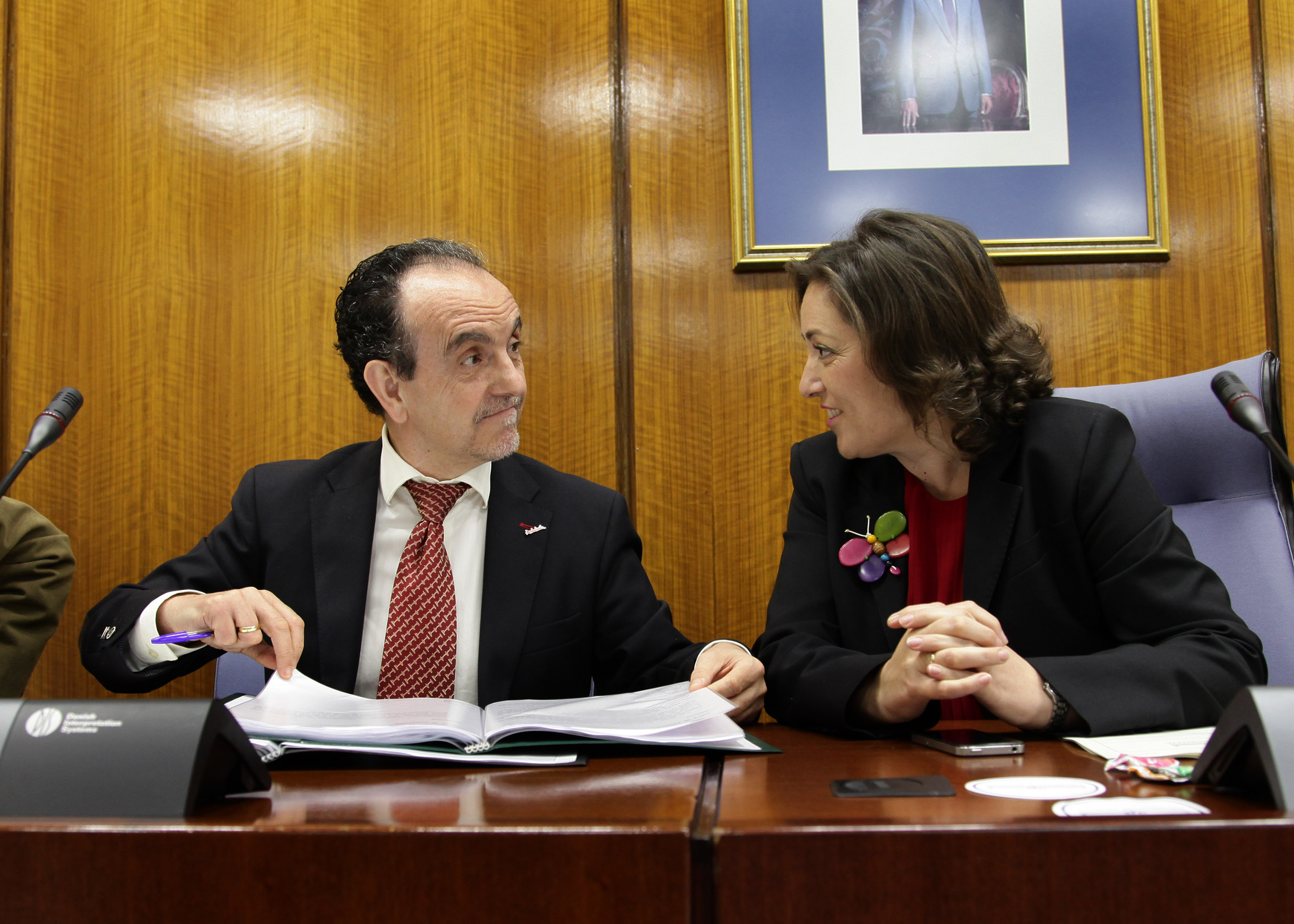 El consejero de Turismo y Comercio, Rafael Rodrguez, con la presidenta de la Comisin, Mara Carmen Prez, antes de su comparecencia