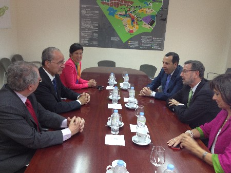 El presidente del Parlamento y la secretaria tercera mantuvieron una reunin en el PTA de Mlaga con el alcalde y miembros de la delegacin de la Junta de Andaluca